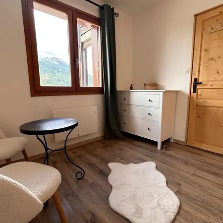 With Balcony And Mountain Views * Briancon (Hautes-Alpes)