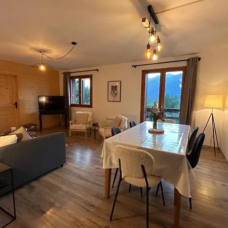 Apartment With Balcony And Mountain Views